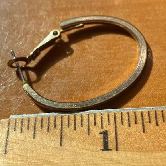 Unbranded Gold Tone Oval Hoop Earrings Womens Lever Back Hinged Pierced Pair - Picture 2 of 2